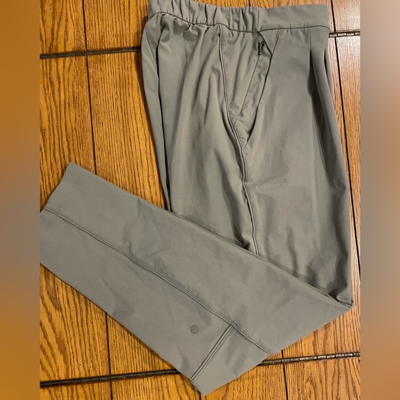 EUC Lululemon women’s pull on pant, grey, size 4 - Picture 1 of 8